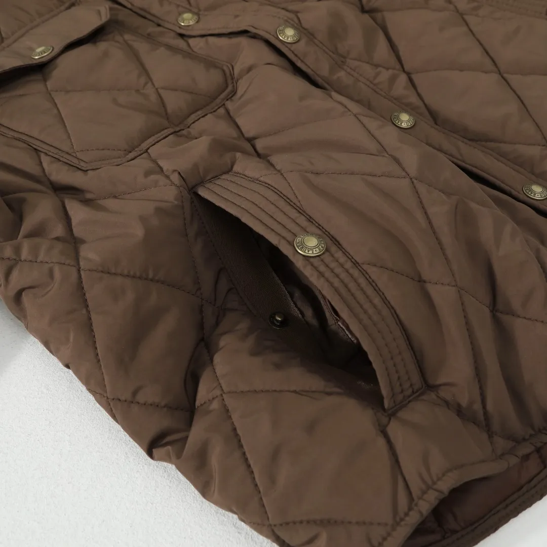P370 #59 Ralph Lauren classic rhombus quilted cotton jacket for men and women. Inspired by retro workwear, it blends with contemporary British style. The imported machine-pressed rhombus quilting is accurately aligned, and the three-dimensional H-shaped tailoring is neat and slim. It is not bulky when layered in autumn and winter, and still maintains a light style.  Texture is reflected in the details: customized metal buckles, corduroy lapels, breathable eyelets under the arms, and slits on the hem, all replicating the brand's high-end genes. All excipients are standardized!  Five colors to choose from: black/khaki/brown/green/navy blue, easy to switch between commuting, leisure, and travel occasions. Function and appearance coexist: 37.5°C temperature control black technology, breathable and moisture-proof, anti-slip cotton patented fabric, temperature-locking, soft and waxy, durable and stylish. A retro warm-keeping item that can handle low temperatures calmly. The details are all made of craftsmanship, and the style has no limits. It has a classy look that will turn heads.  Color: Khaki Black Navy Green Brown Size: S M L